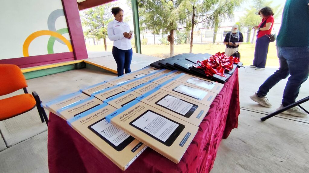 Zapotlán impulsa la lectura con entrega de Kindles a jóvenes de bachillerato