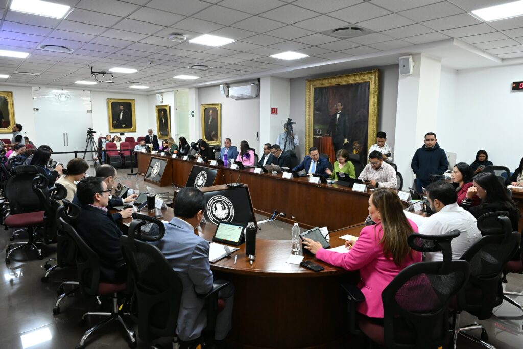 Legisladores aprueban reforma para poner límite a jubilaciones y pensiones