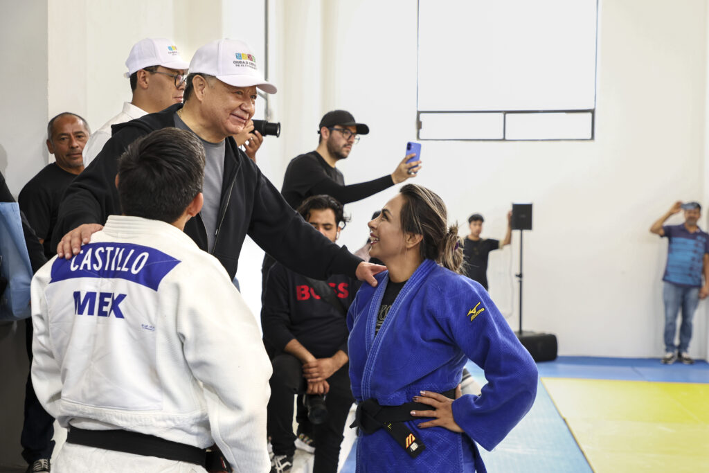 Julio Menchaca entrega Ciudad Deportiva