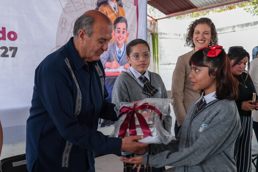 Entrega IHE útiles, uniformes, calzado y libros a estudiantes de Tizayuca