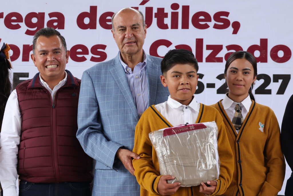 Natividad Castrejón entrega útiles, calzado y uniformes en cinco municipios