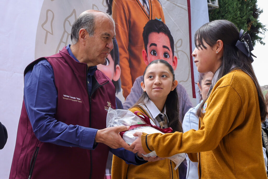 IHE entrega uniformes, útiles y calzado a estudiantes de Tula-Tepeji